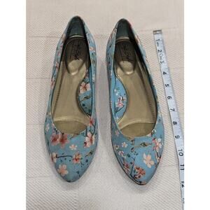 Pretty "Darlene" sky blue flats w/foral and bird pattern by Soft Style size 10